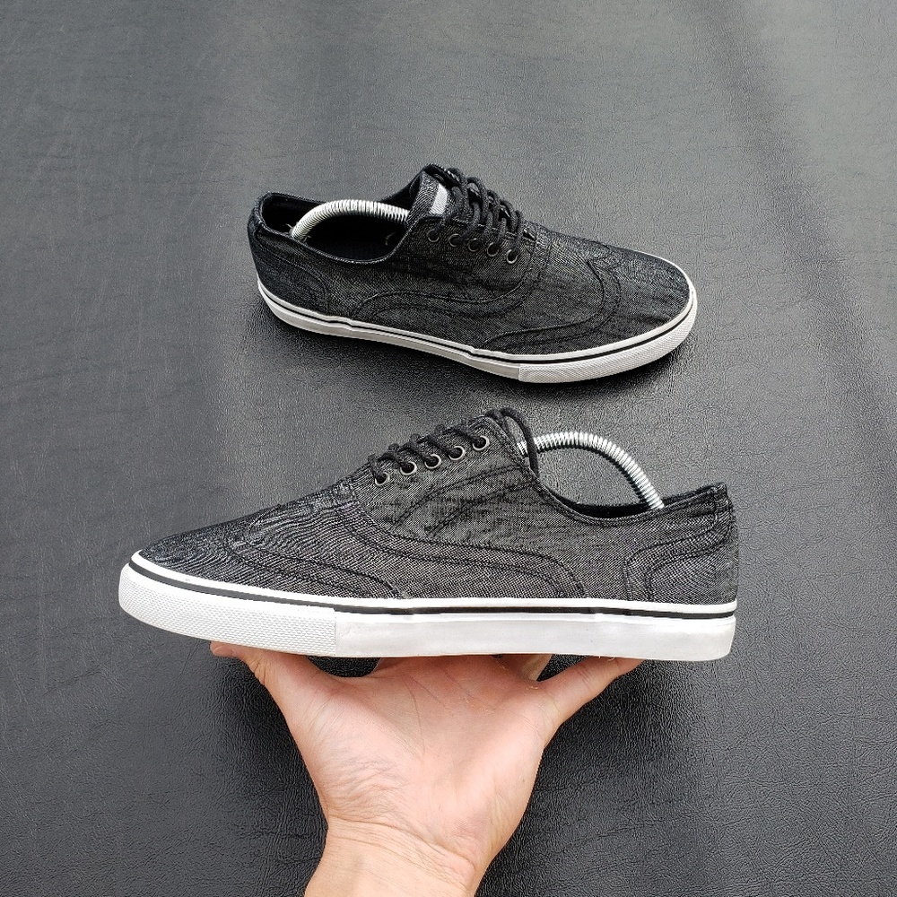 Buckle Black.